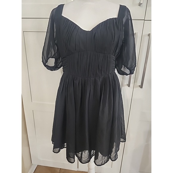 Abercrombie & Fitch Dresses & Skirts - Abercrombie & Fitch Black V-Neck Puff Sleeve Lined Mini Dress Size Medium